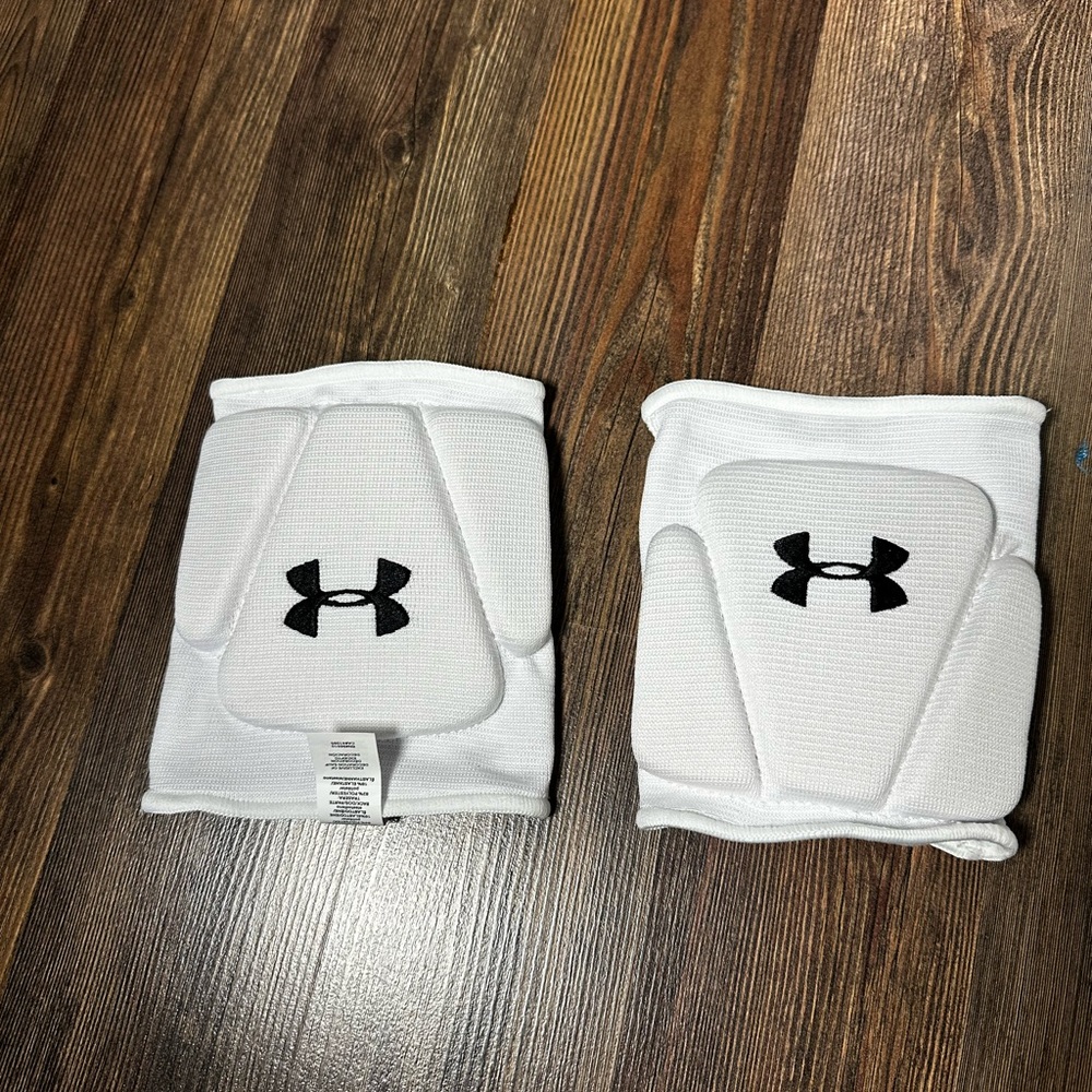 Under Armour Black and White Strive 2.0 Knee Pads - New